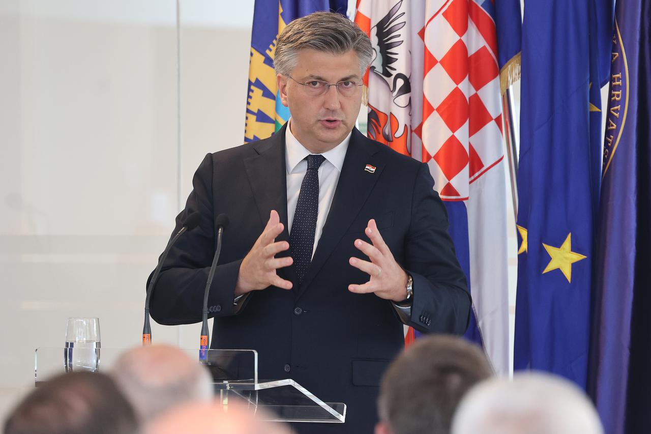 Petrinja: Premijer Plenković sudjelovao na svečanom otvorenju Veteranskog centra
