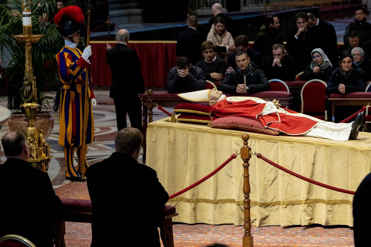 Les fidèles viennent rendre un dernier hommage à l'ancien pape Benoît XVI à la basilique Saint-Pierre au Vatican