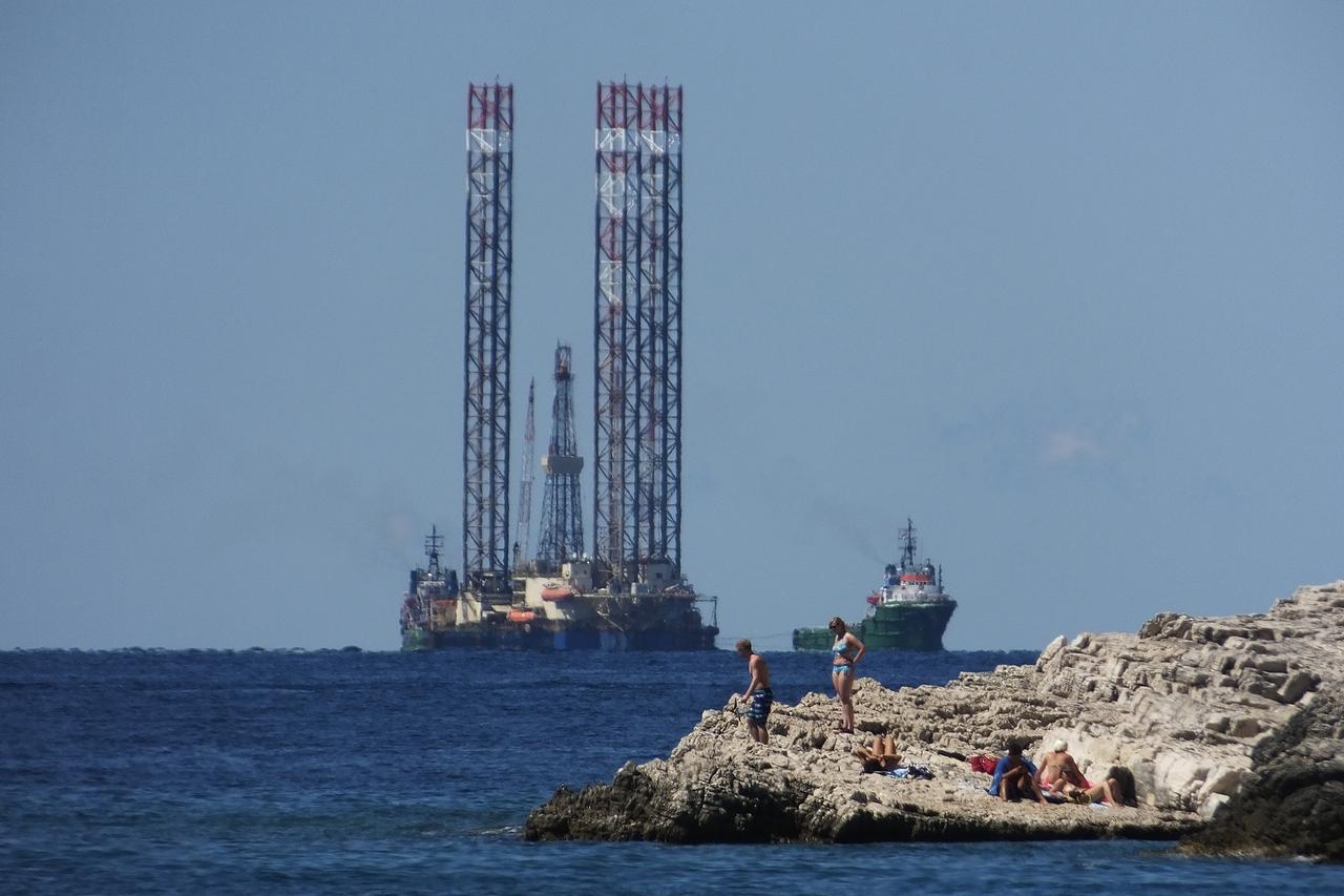 17.08.2014., Pula - U pulskom akvatoriju danas se uz pomoc dva velika remorkera premjestala velika platforma za eksploataciju plina.  Photo: Dusko Marusic/PIXSELL