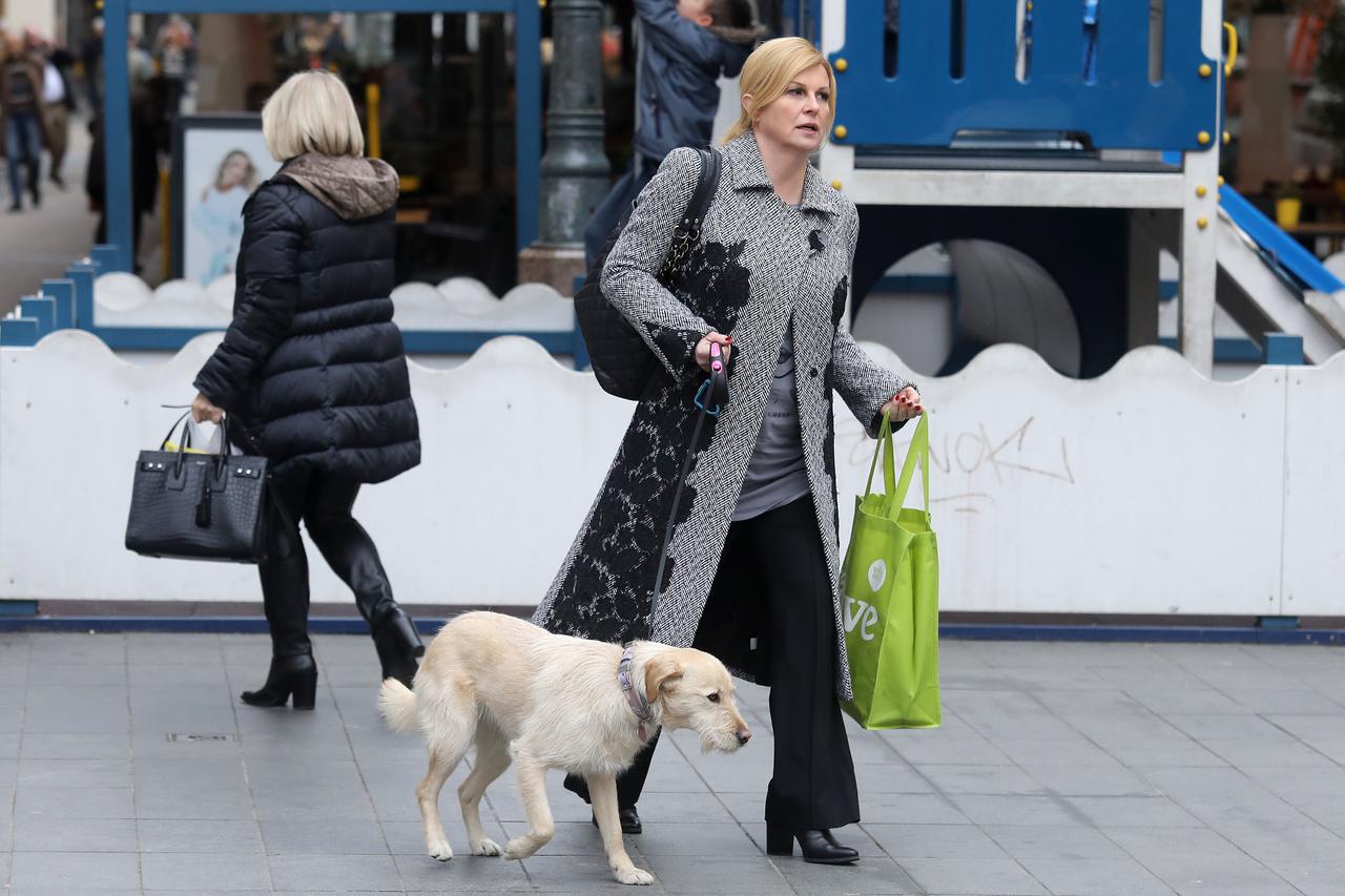 Zagreb: Bivša predsjednica Kolinda Grabar Kitarović prošetala je gradom u društvu svog ljubimca