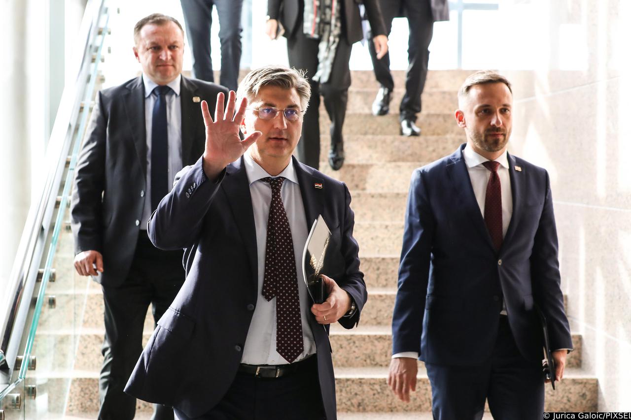 Zagreb: Članovi Vlade odlaze iz NSK nakon završene sjednice
