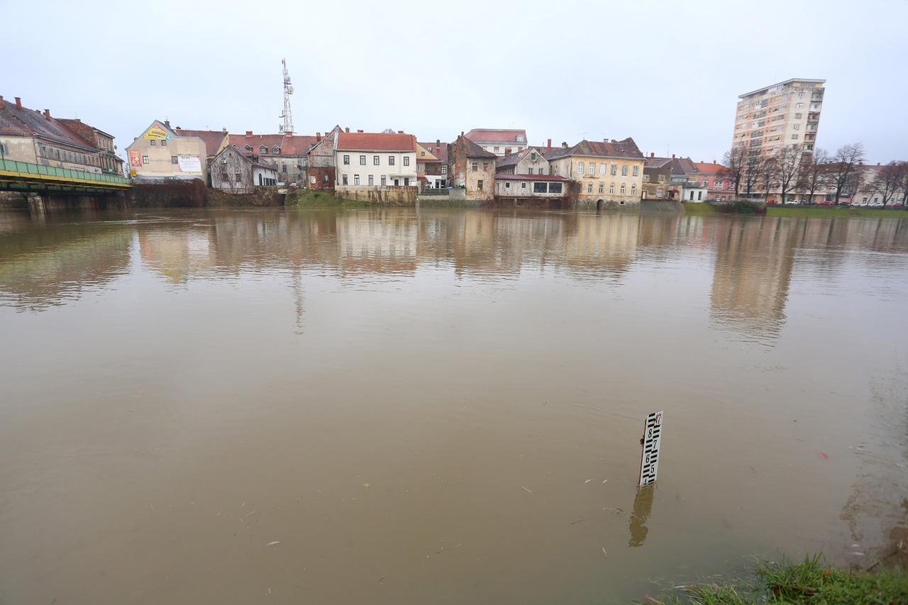 Karlovac: Zbog obilnih oborina porastao vodostaj rijeke Kupe