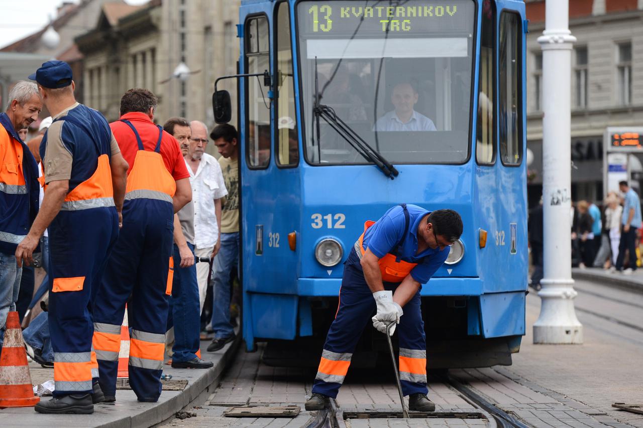 09.07.2015., Zagreb - Radovi na skretnici za tramvaj na Trgu bana Josipa Jelacica. Photo: 