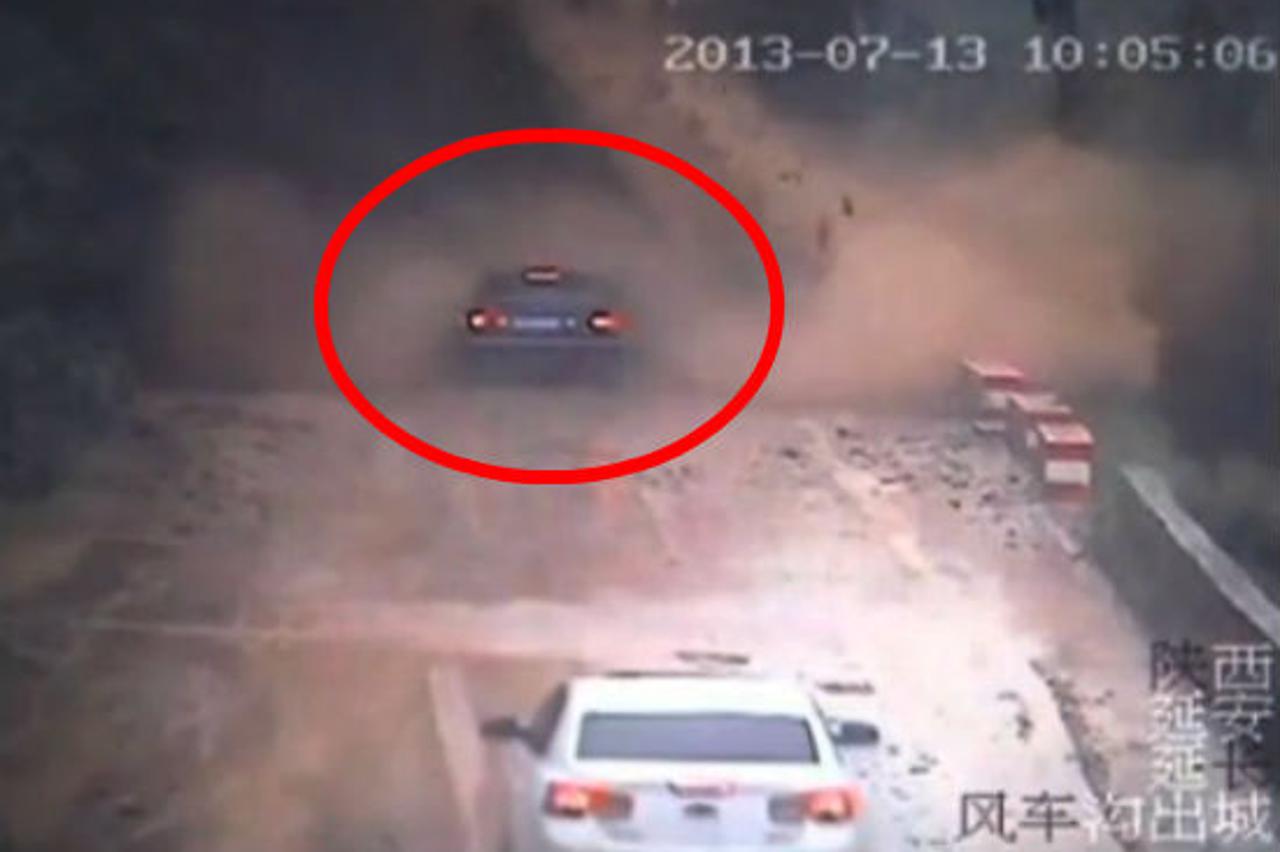 Odron zemlje zatpao auto u Kini