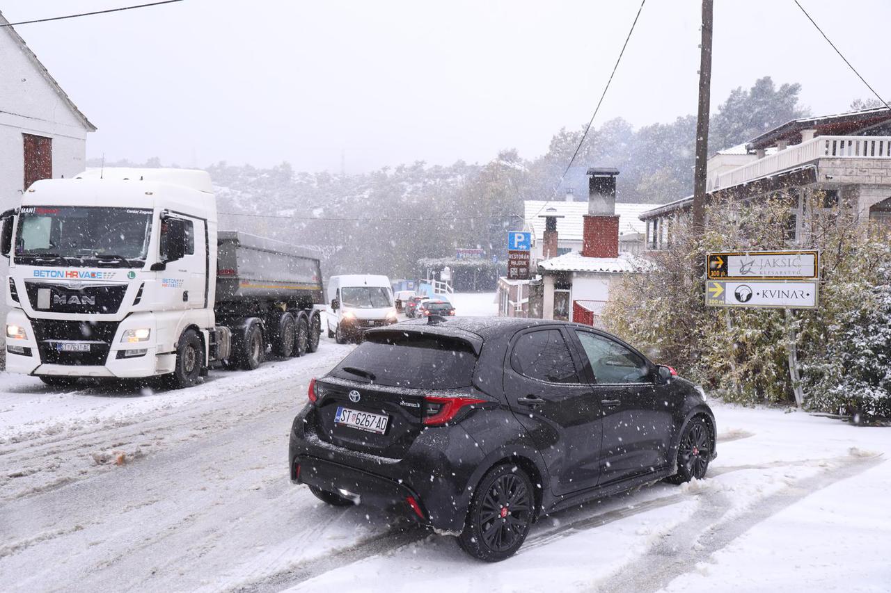Na području Dalmatinske zagore od jutros pada snijeg