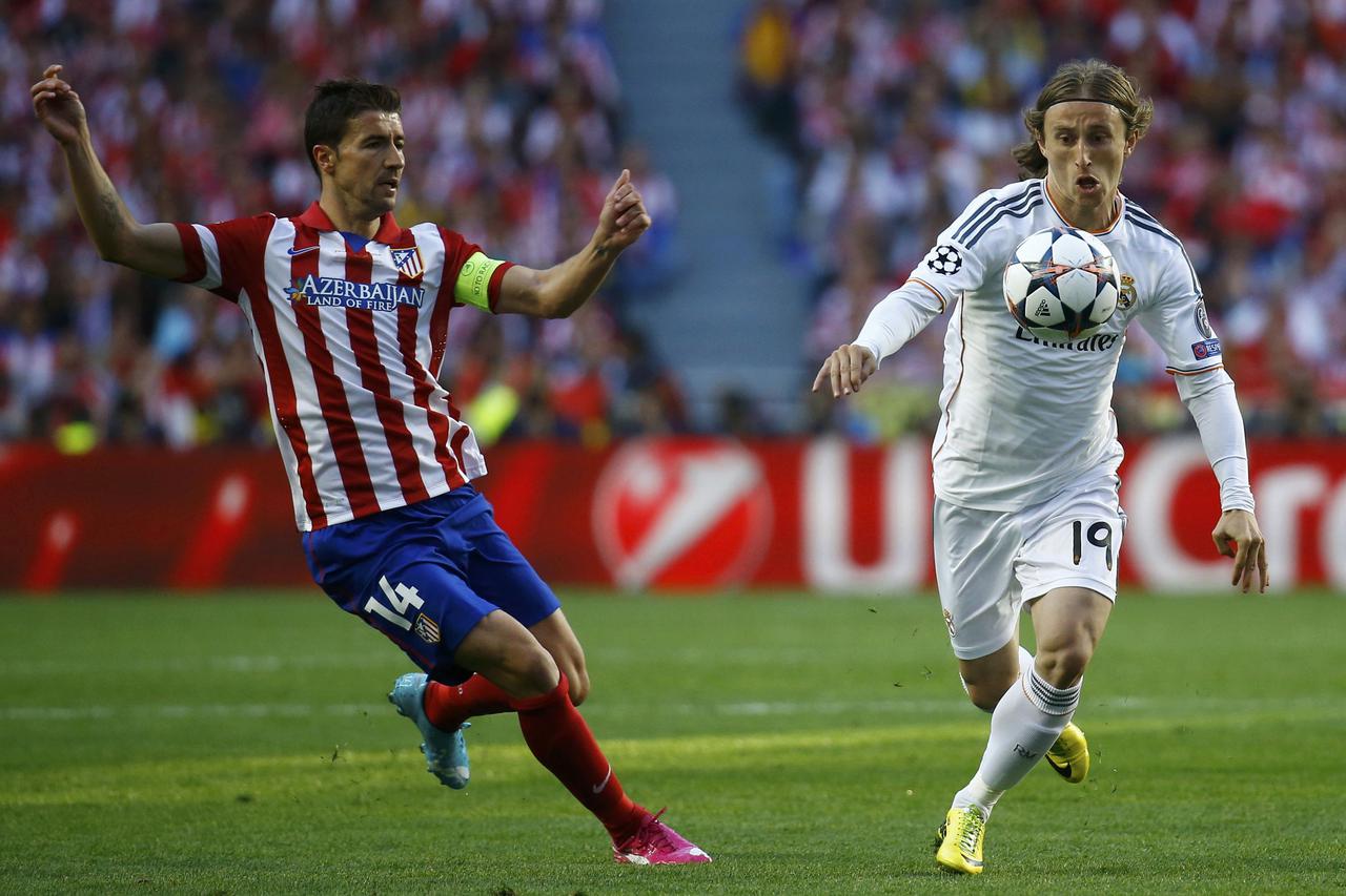 Real Madrid's Luka Modric (R) controls the ball as Atletico Madrid's Gabi (L) moves in during their Champions League final soccer match at the Luz Stadium in Lisbon May 24, 2014.  REUTERS/Kai Pfaffenbach (PORTUGAL  - Tags: SPORT SOCCER)