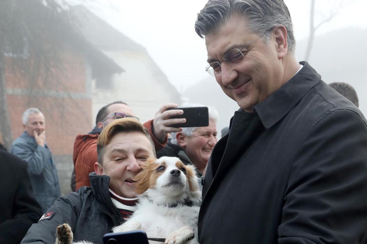 Andrej Plenković u obilasku Gline fotografirao se s psom i njegovom vlasnicom