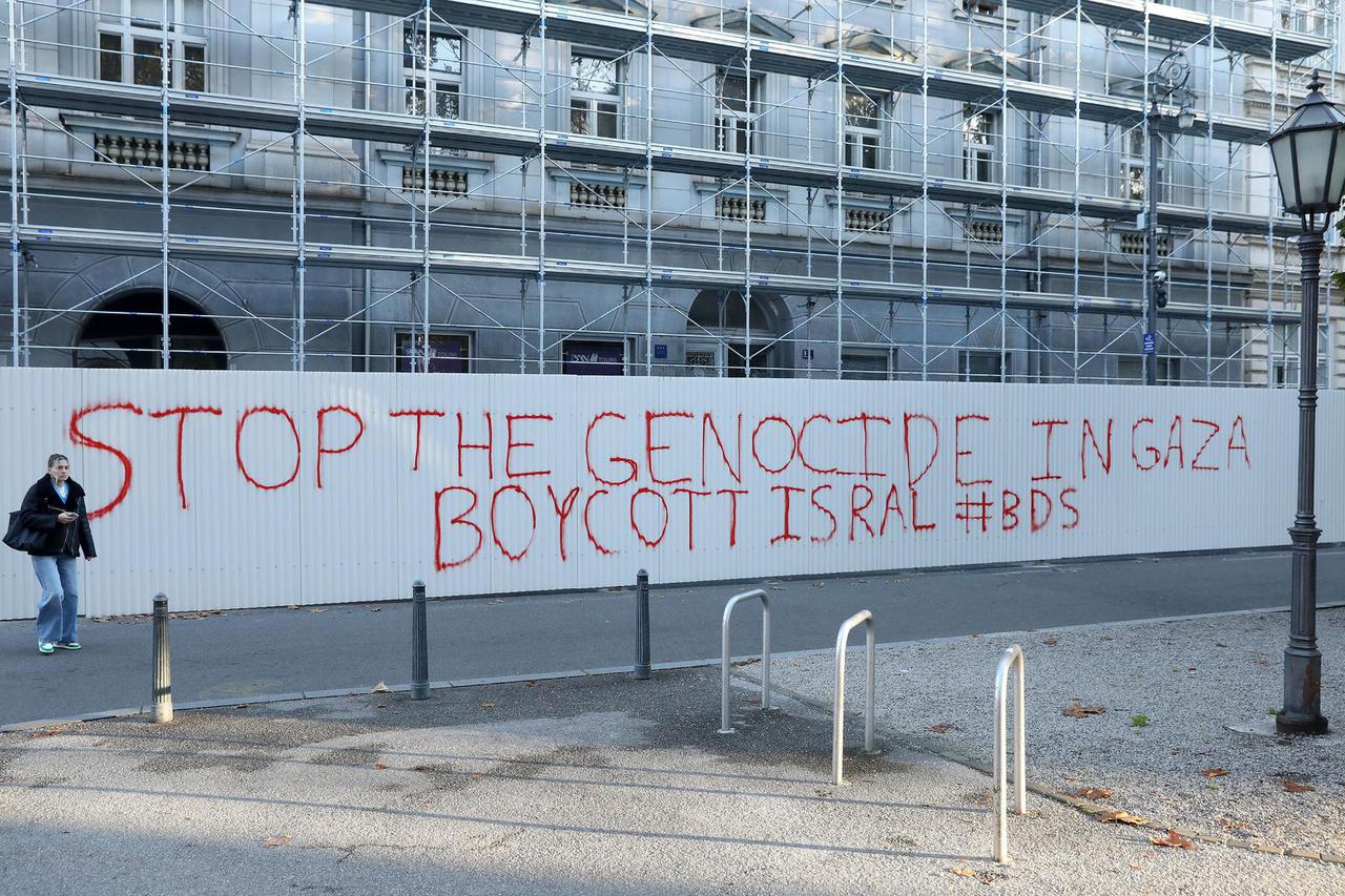 Zagreb: Na Zrinjevcu grafit "Stop the genocide in Gaza"