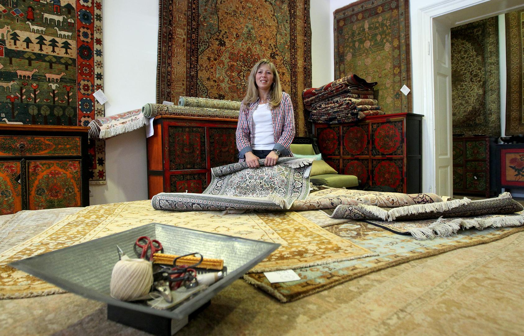  Napor koji se uloži u popravak samo jednog tepiha dokazuje i činjenica da metar obnove stoji čak 350 kuna. Prošla je dva tjedna obuke kod Iranaca, a zatim je posjetila i Tursku kako bi još nešto naučila.