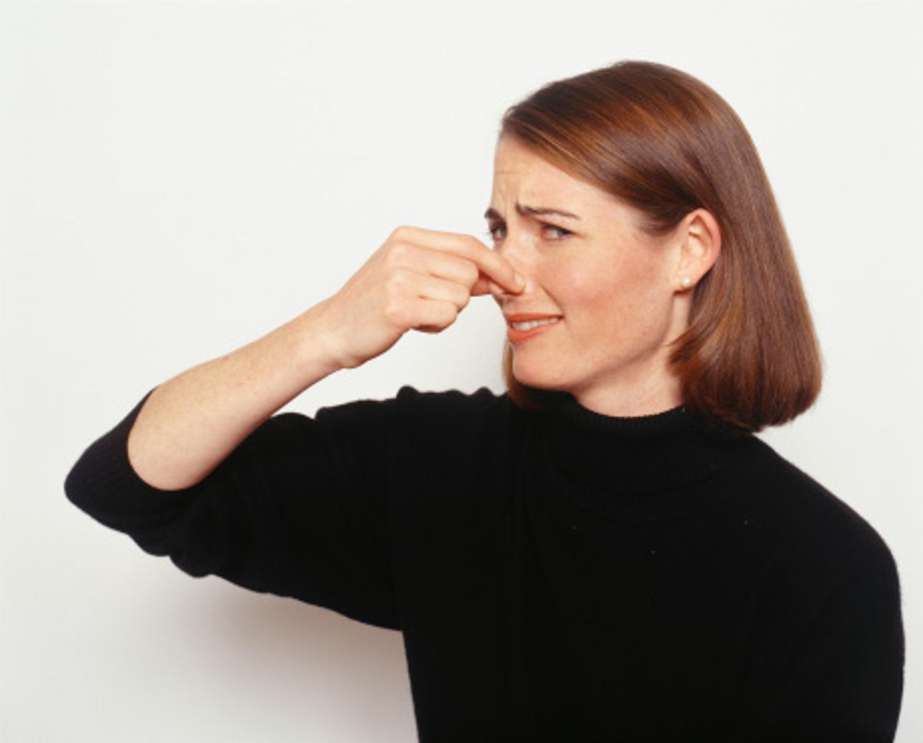 Dugotrajni loš miris u vašem domu može biti frustrirajuća glavobolja s kojom se morate nositi – a ponekad može biti i znak nečeg ozbiljnijeg. Važno je znati razliku između svakodnevnih neugodnosti zbog trulih proizvoda u hladnjaku i opasnih mirisa koji bi mogli biti pokazatelj mnogo dubljih problema. Postoje neki mirisi koji nisu samo neugodni, već potencijalno opasni za njušenje u domu. Ako se ne kontroliraju, ovakvi mirisi mogu dovesti do zdravstvenih rizika, skupih popravaka i oštećenja. Ovo su mirisi za koje stručnjaci za kućne popravke, vodoinstalatere i grijanje kažu da ih nikada ne smijete zanemariti, piše Huffpost.