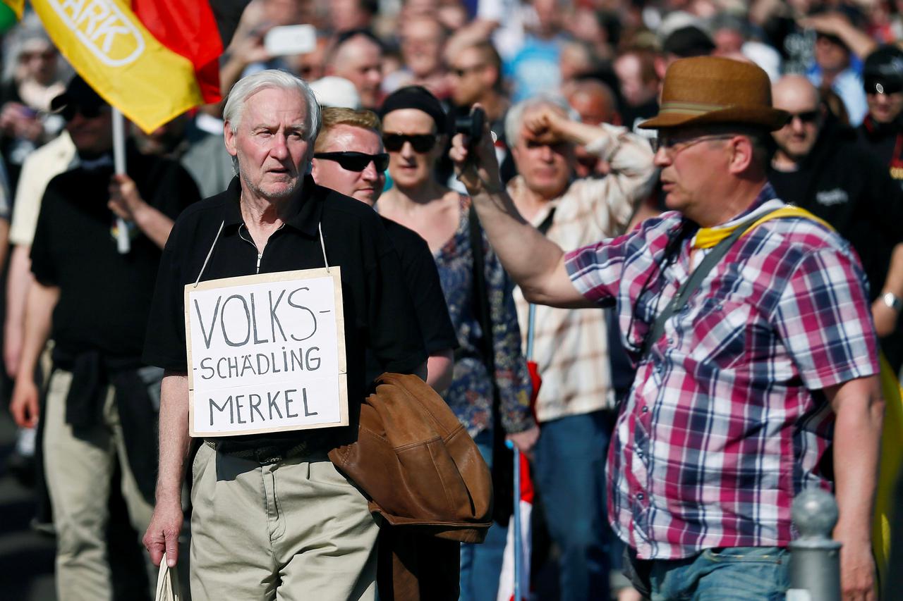 Prosvjedi krajnje desnice protiv Merkel i protuprosvjedi u Berlinu