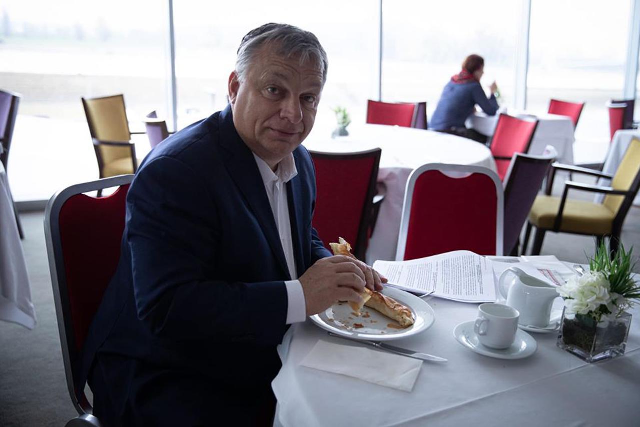 Viktor Orban jede burek u Osijeku