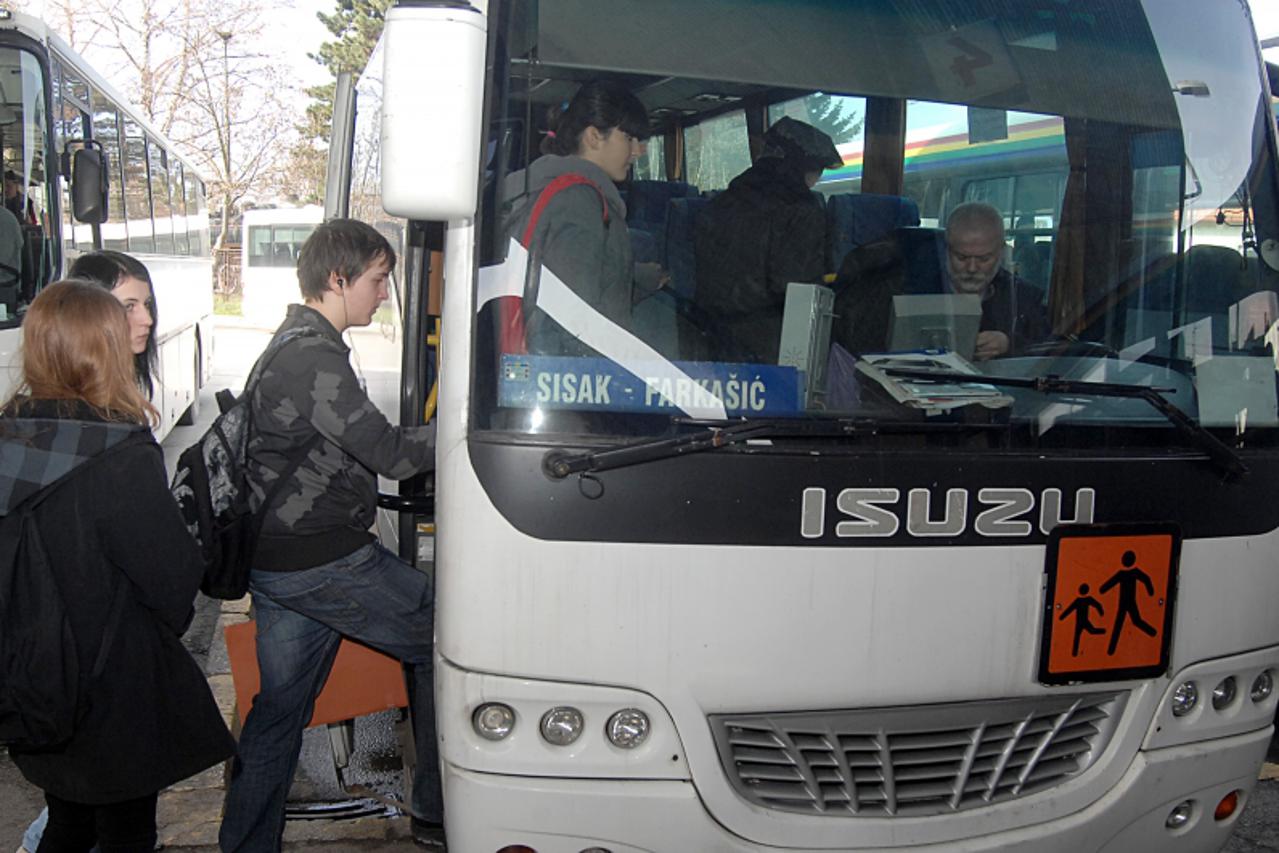 '11.03.213., Sisak - Ucenicima koji iz Sisinca idu u Sisak u skolu jedina je veza autobus koji vozi do Farkasica koji je 12 km udaljen od njihovih kuca. Photo: Nikola Cutuk/PIXSELL'