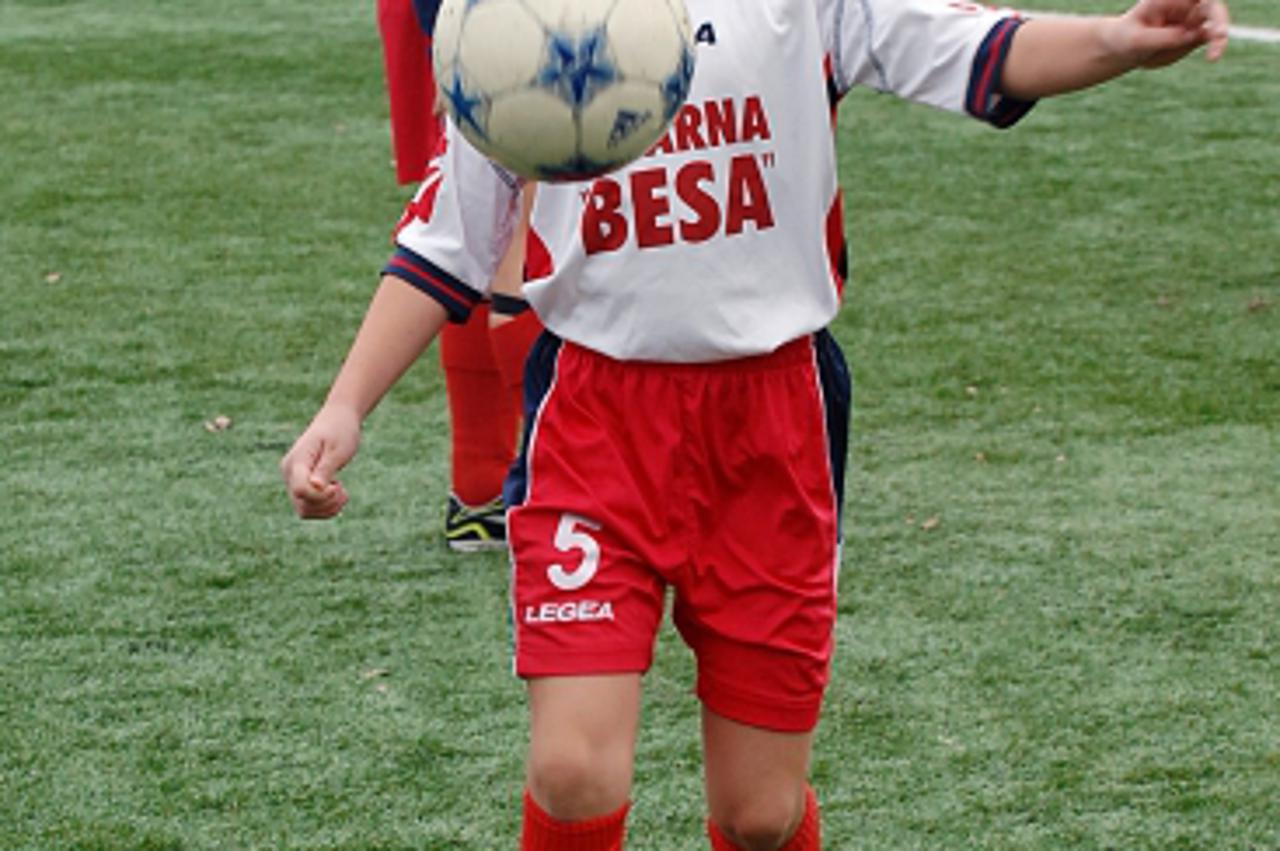'SPECIJAL MAX 18.11.2012, Sisak - Emili Karagic jedina je djevojcica u skoli nogometa  Segeste, a sada igra u momcadi Limaca. Nezini roditelji Slobodana i Ivan zadovoljni su njezinim zanimanjem za nog