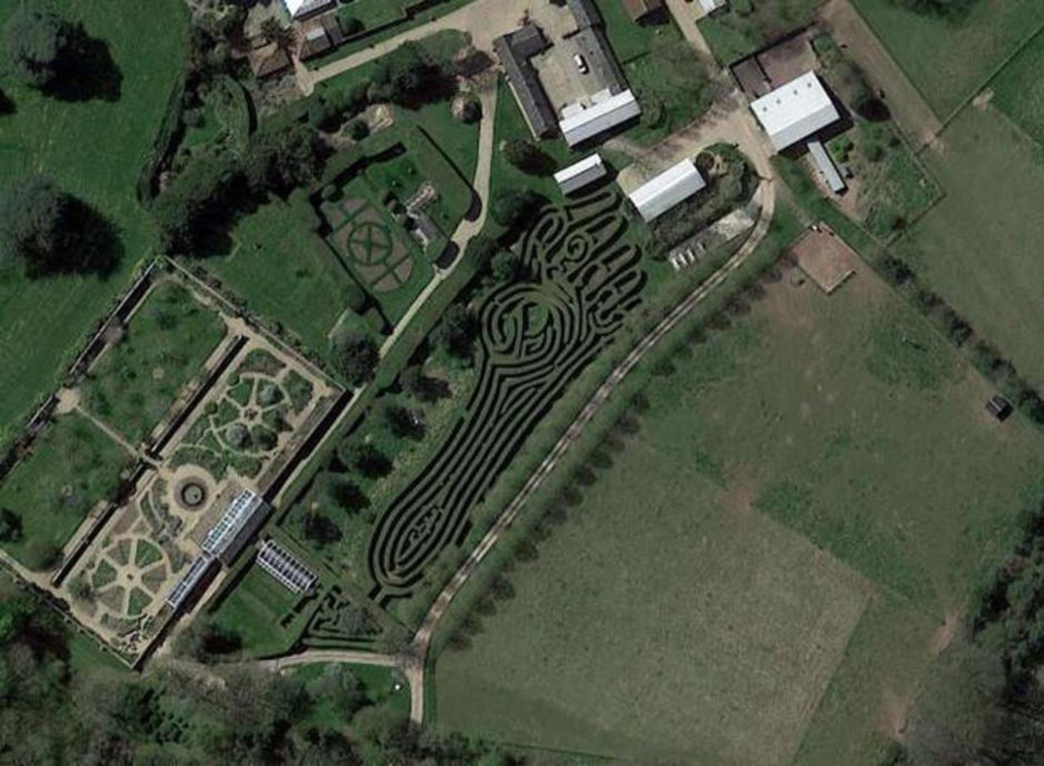 Labirint u obliku stopala – Smješten je u engleskom Hampshireu i najduži je zeleni labirint na Otoku.
