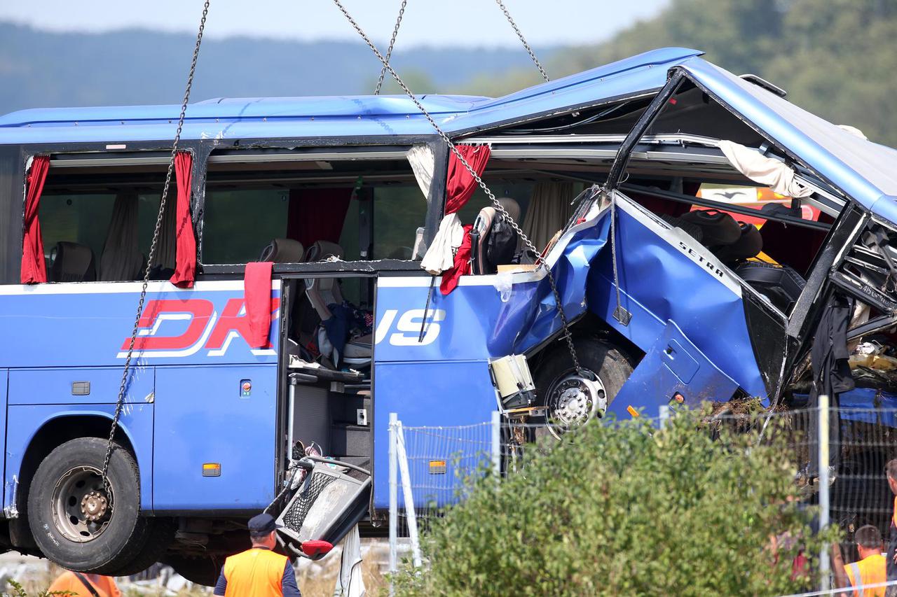 Izvlačenje autobusa nakon nesreće u kojoj je poginulo 12 ljudi