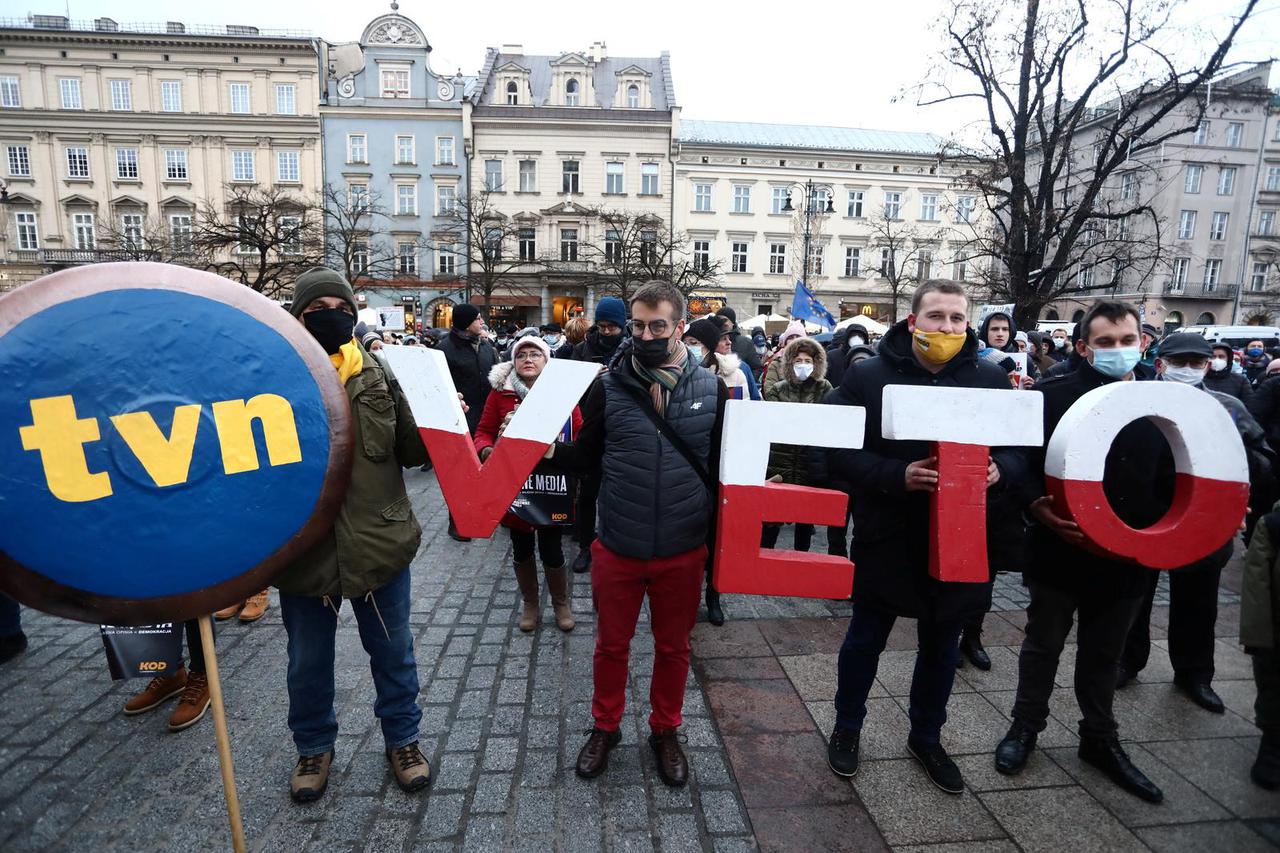 Tisuće Poljaka prosvjedovale protiv novog medijskog zakona