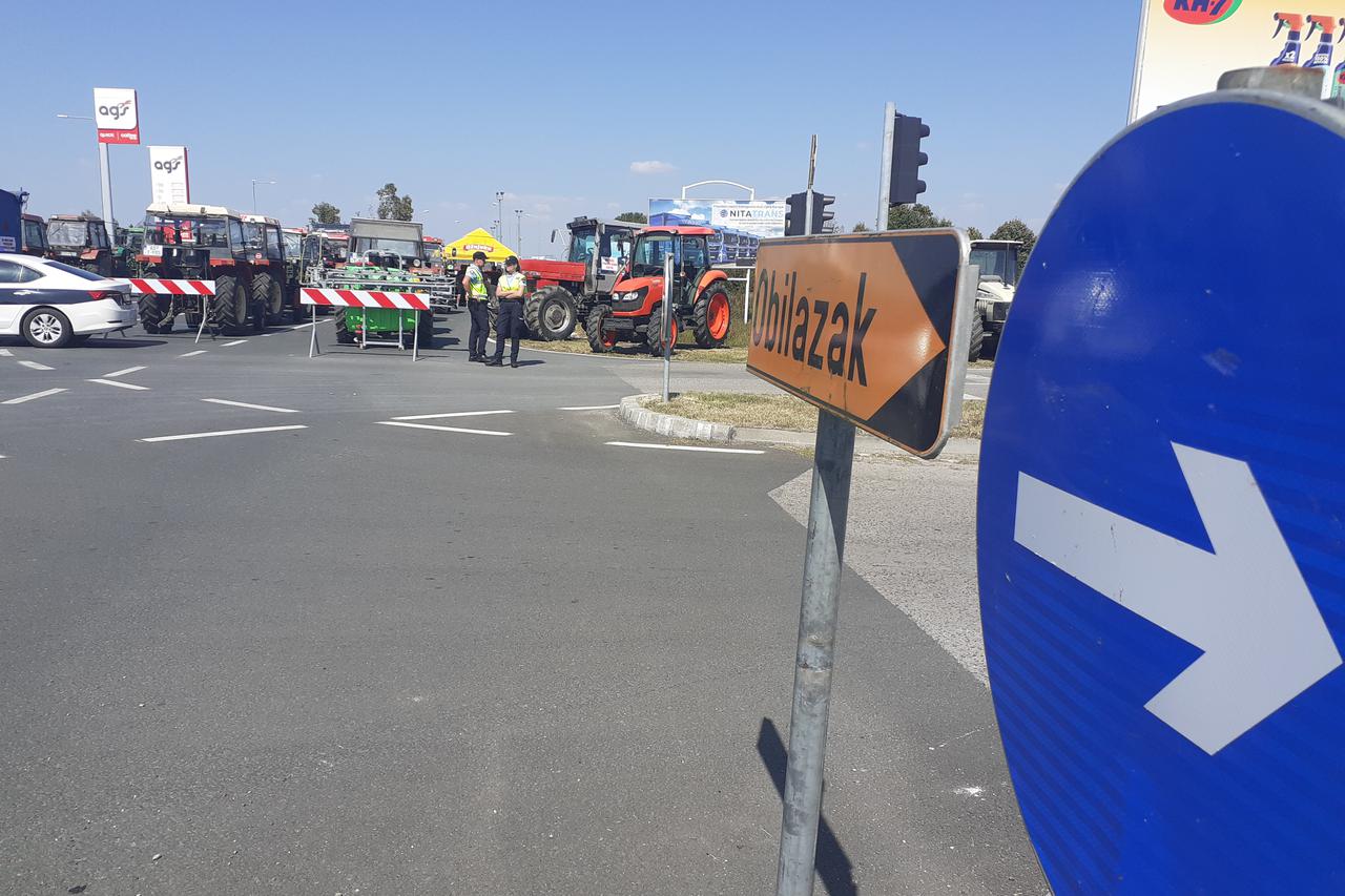 Poljoprivrednici traktorima blokirali granični prijelaz Orašje prema Hrvatskoj