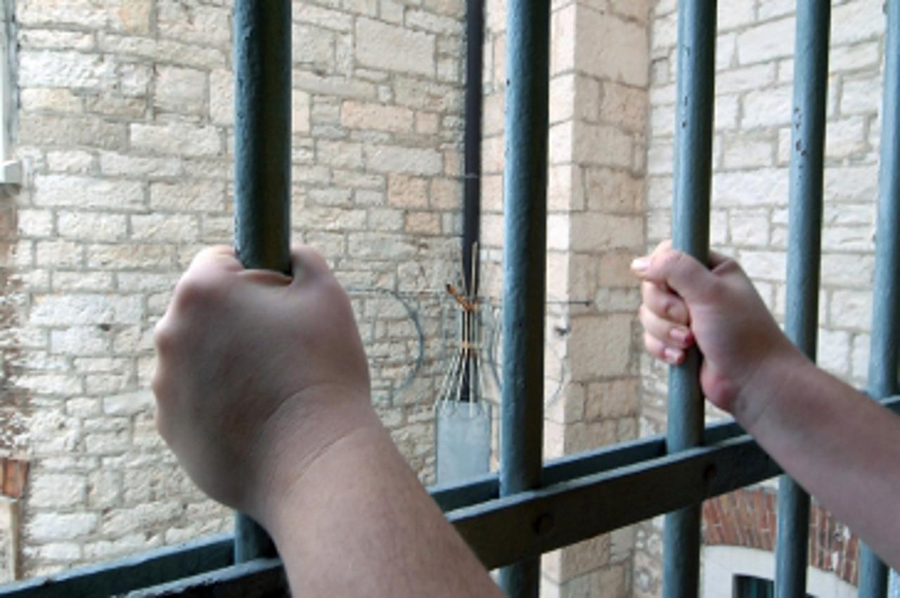 '02.12.2008-, Pula - Pulski zatvor je kaznionica zatvorenog tipa, a smatra se jednim od najsigurnijih u RH te je jedan od cetiri zatvora u drzavi koji imaju poseban odjel za izdrzavanje kazne. Iako po