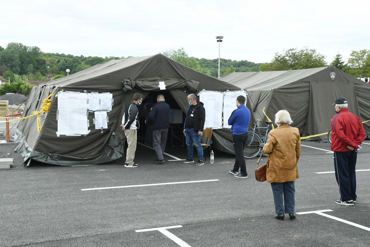 Glasovanje na lokalnim izborima u Petrinji organizirano u šatorima