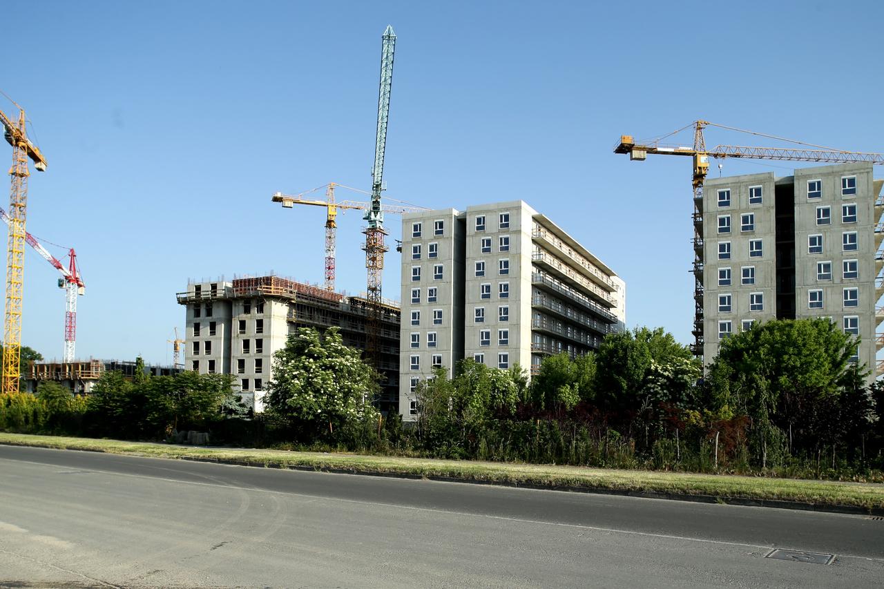 18.05.2015., Zagreb - Gradnja stanova u Zaprudju iz programa POS-a. Na lokaciji u POS Zaprudje gradi se 517 stanova, cijena kvadrata je 1035 eura. Stanovi bi trebali biti useljeni na jesen 2015. Photo: Zeljko Lukunic/PIXSELL