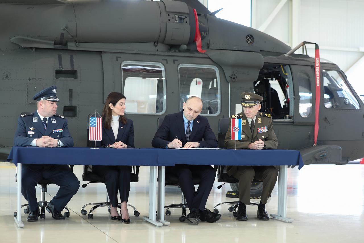 Zagreb: Svečano potpisivanje Ugovora o nabavi osam dodatnih helikoptera Black Hawk 