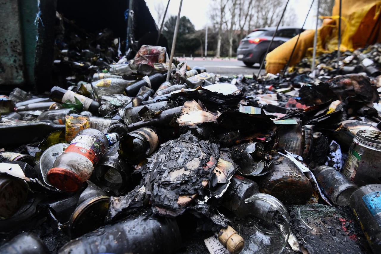 Zagreb: U jutarnjim satima izgorjeli kontejneri za otpad na Trgu Petra Krešimira IV