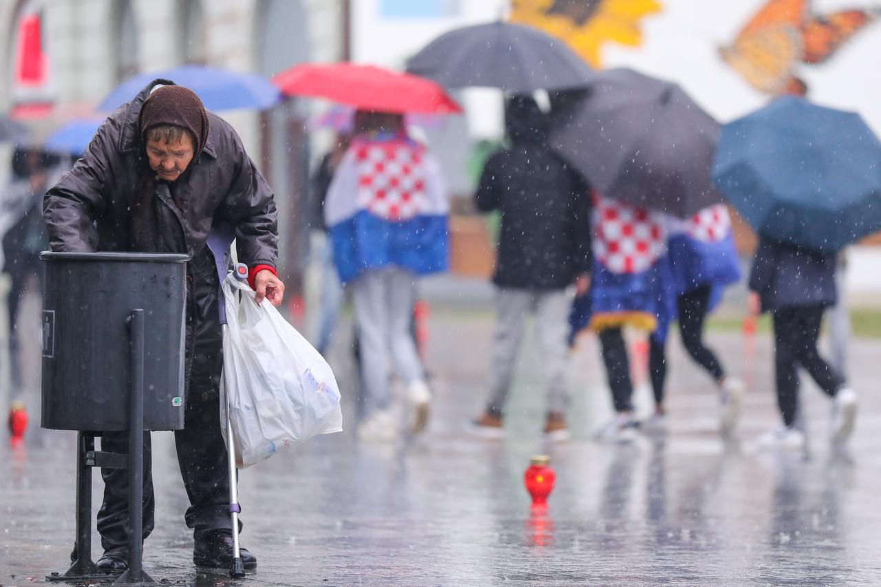 Vukovar: Baka Magdalena po kiši skuplja boce, sudionici kolone Sjećanja dali su joj novce da bar danas ima za topli obrok 