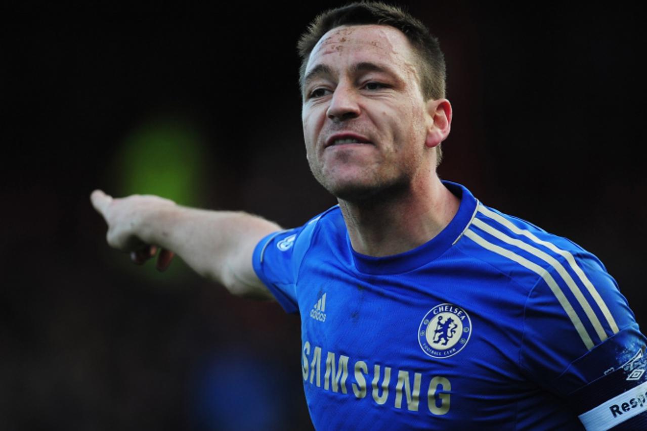 'LONDON, ENGLAND - JANUARY 27:  John Terry of Chelsea organises his team during the FA Cup with Budweiser Fourth Round match between Brentford and Chelsea at Griffin Park on January 27, 2013 in Brentf