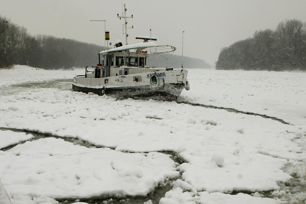 Osijek: Nekoliko ledolomaca danono?no radi na razbijanju leda na rijeci Dravi