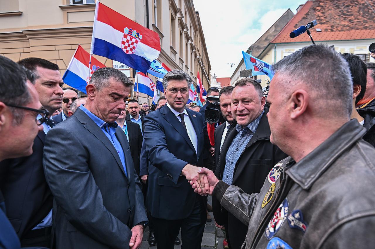 Zagreb: Andrej Plenković na Markovom trgu u pratnji osiguranja odlazi predati izbornu listu