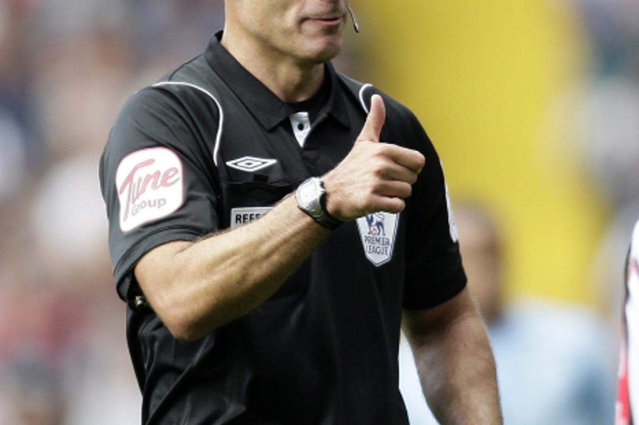 \'English referee Howard Webb gestures during the English Premier League football match between West Bromwich Albion and Tottenham Hotspur at The Hawthorns in West Bromwich, West Midlands, England on 
