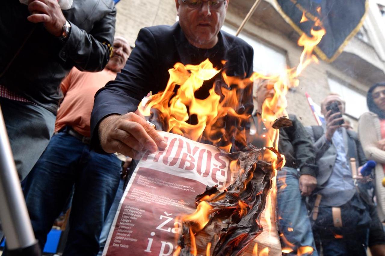 Članovi A-HSP-a ispred sjedišta SNV-a zapalili Novosti