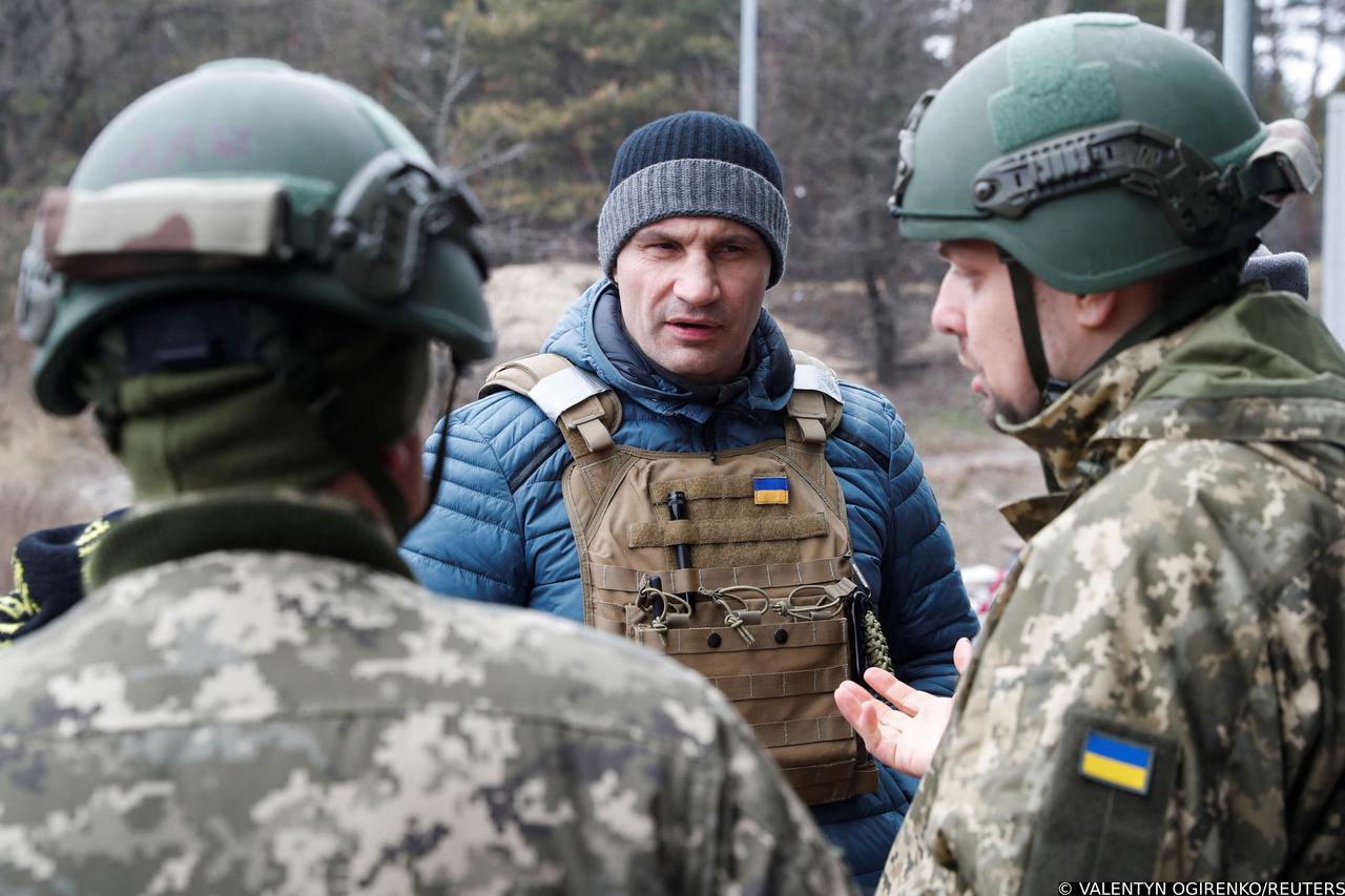Mayor of Kyiv Vitali Klitschko visits a checkpoint of the Ukrainian Territorial Defence Forces in Kyiv