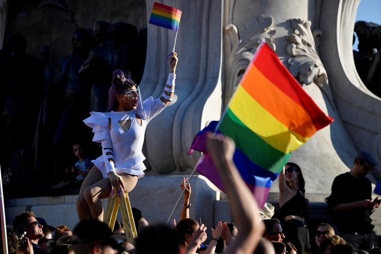 Prosvjed protiv zakona koji zabranjuje sadržaj povezan s LGBTQ osobama u školama i medijima