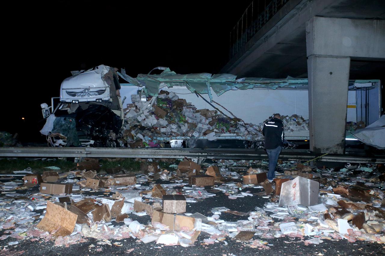 Zagreb: Prometna nesreća na obilaznici, kamionom se zabio u nadvožnjak