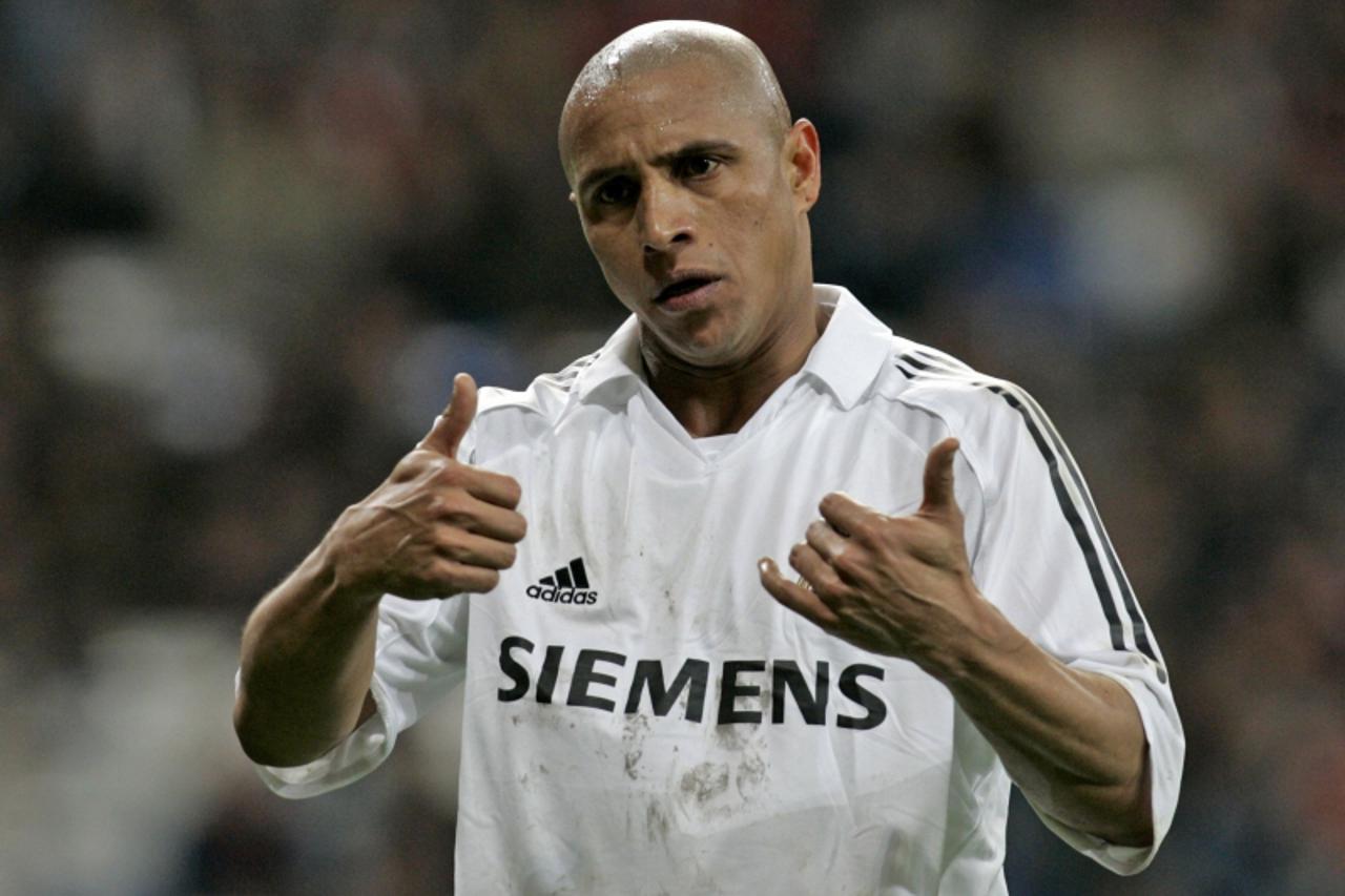 'Real Madrid\'s Brazilian defender Roberto Carlos gives the thumbs-up sign during their Spanish League soccer match against Atletico Madrid at the Santiago Bernabeu stadium in Madrid March 4, 2006. Re