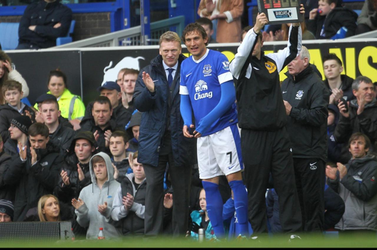 'Everton manager David Moyes laughs with Nikica Jelavic (centre right) as he is about to be substituted onto the pitchPhoto: Press Association/PIXSELL'