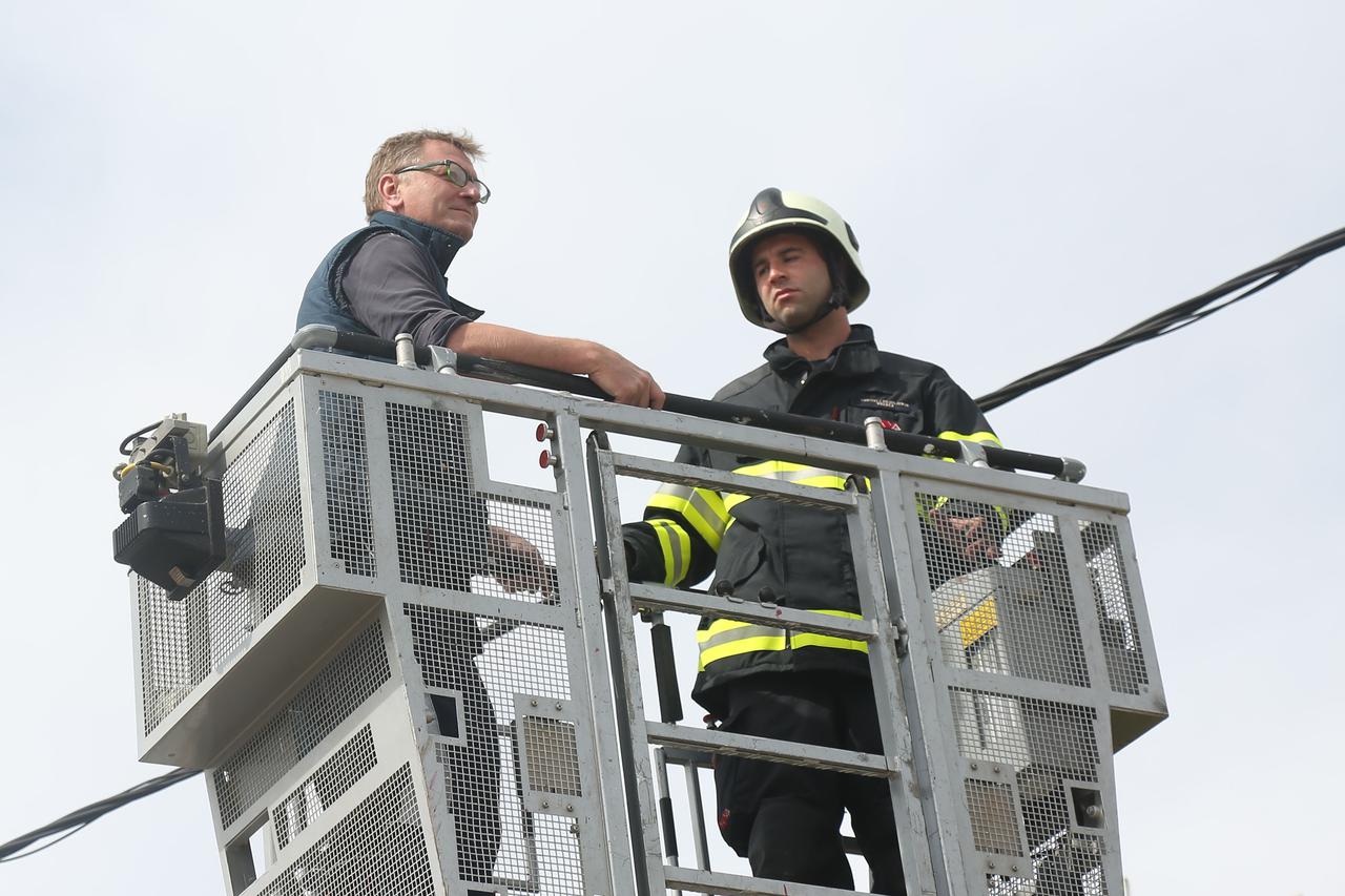 Biograd: Vatrogasci s balkona spustili muškarca koji je ostao zazidan u kući