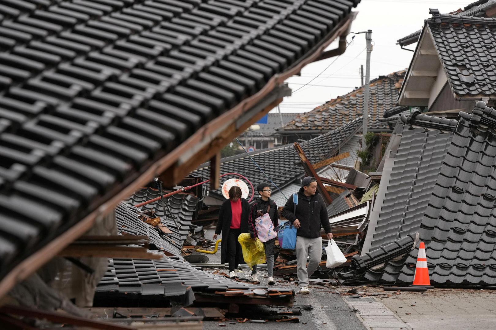 Potres magnitude 7,6 pogodio je poluotok Noto u ponedjeljak poslijepodne, srušivši kuće i odsjekavši udaljena područja od prijeko potrebne pomoći. 