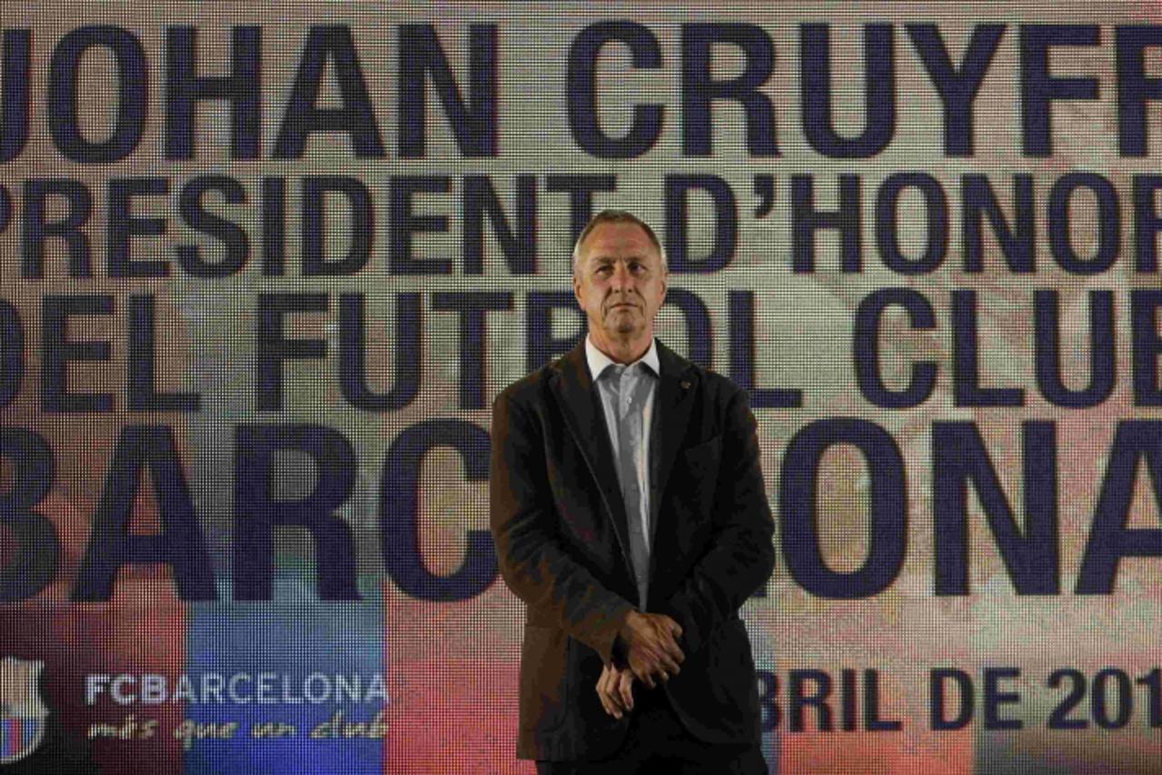 'Former Barcelona coach and player Johan Cruyff is appointed Barcelona\'s Honorary President at Nou Camp stadium in Barcelona April 8, 2010. REUTERS/Albert Gea (SPAIN - Tags: SPORT SOCCER)'