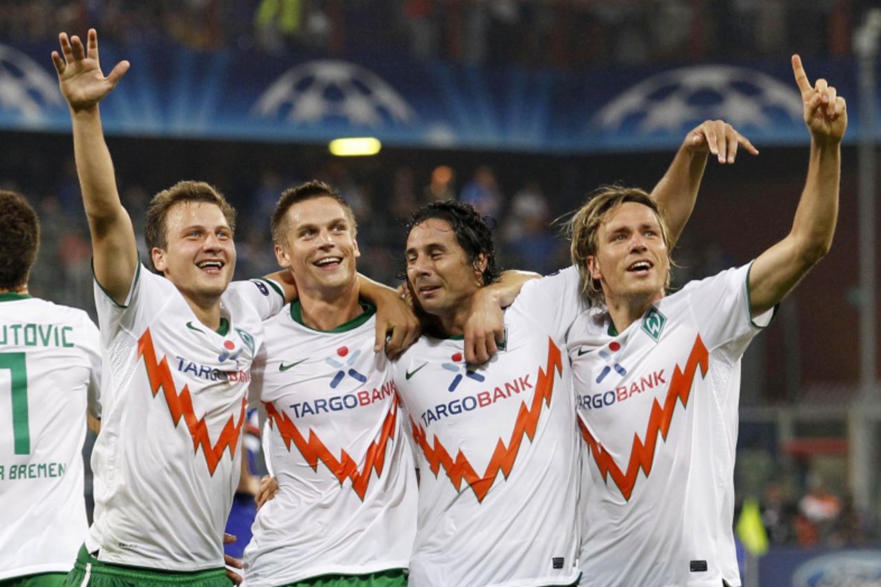 'Werder Bremen\'s Claudio Pizarro (2nd R) celebrates with his team mates Philipp Bargfrede (L), Markus Rosenberg and Clemens Fritz (R) after scoring against Sampdoria during their Champions League pla