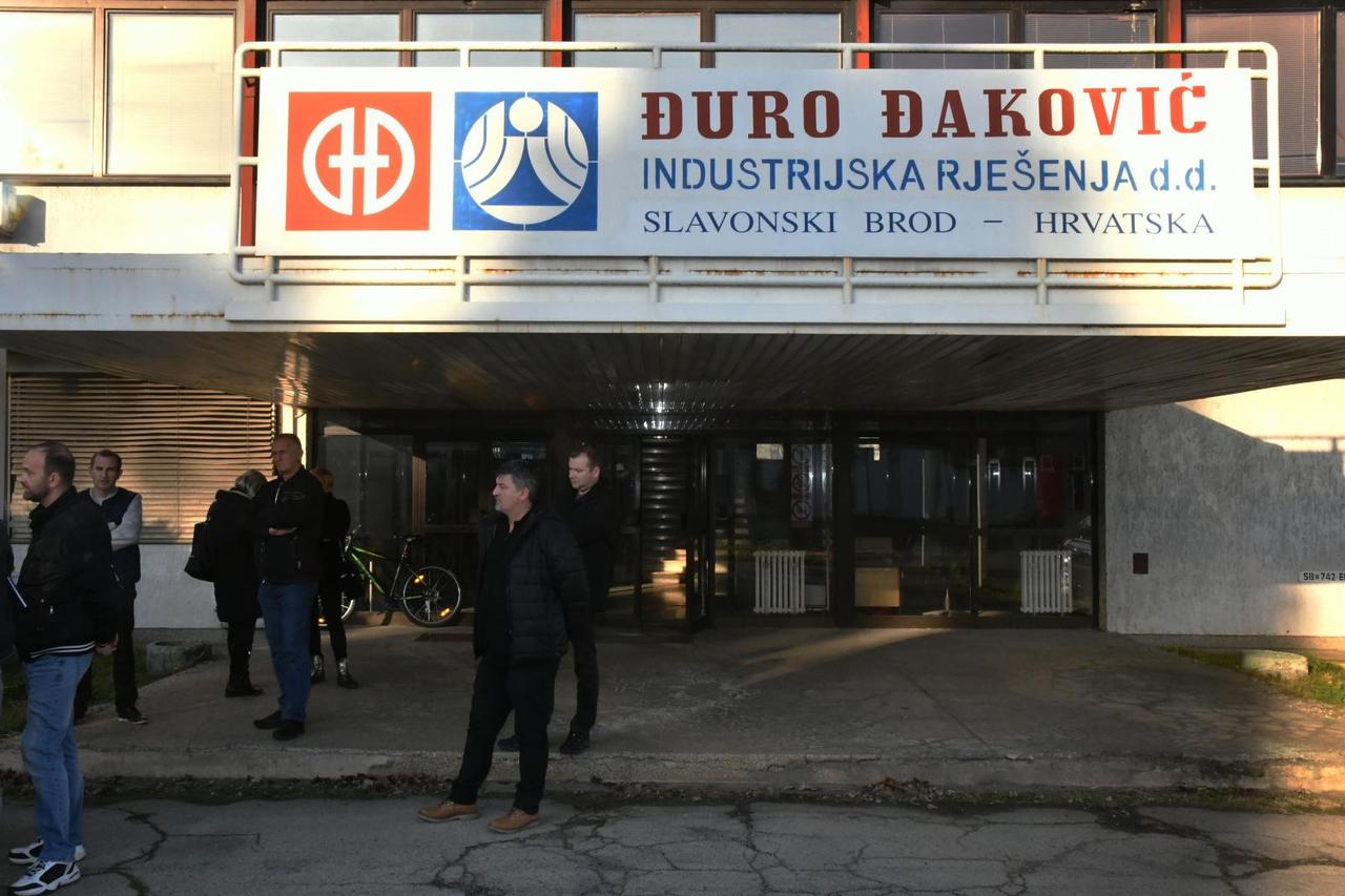 Slavonski Brod: Konferencija za medije štrajkaškog odbora tvrtke Đuro Đaković
