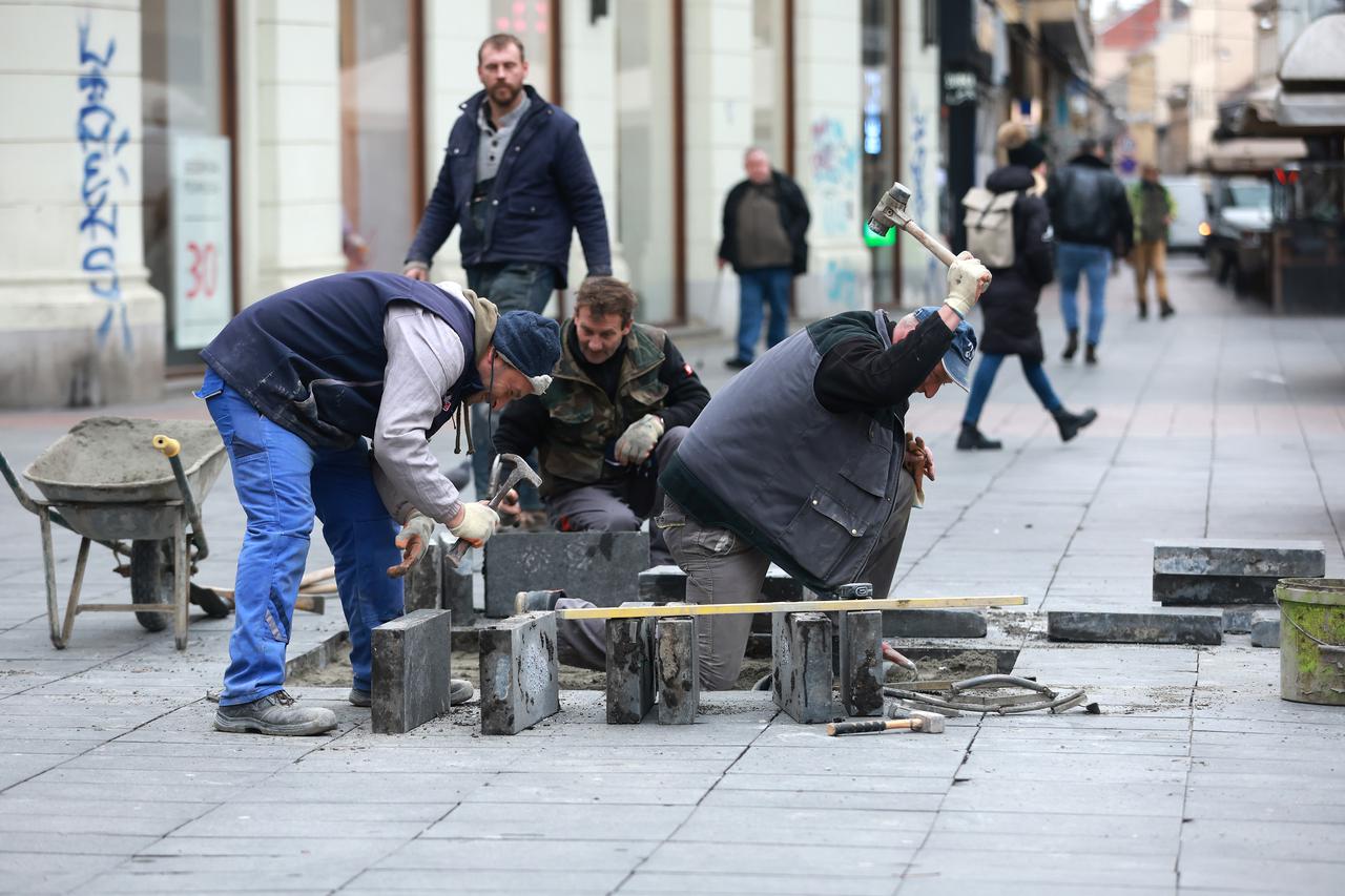 Zagreb: Radnici saniraju ploče na Trgu Petra Preradovića