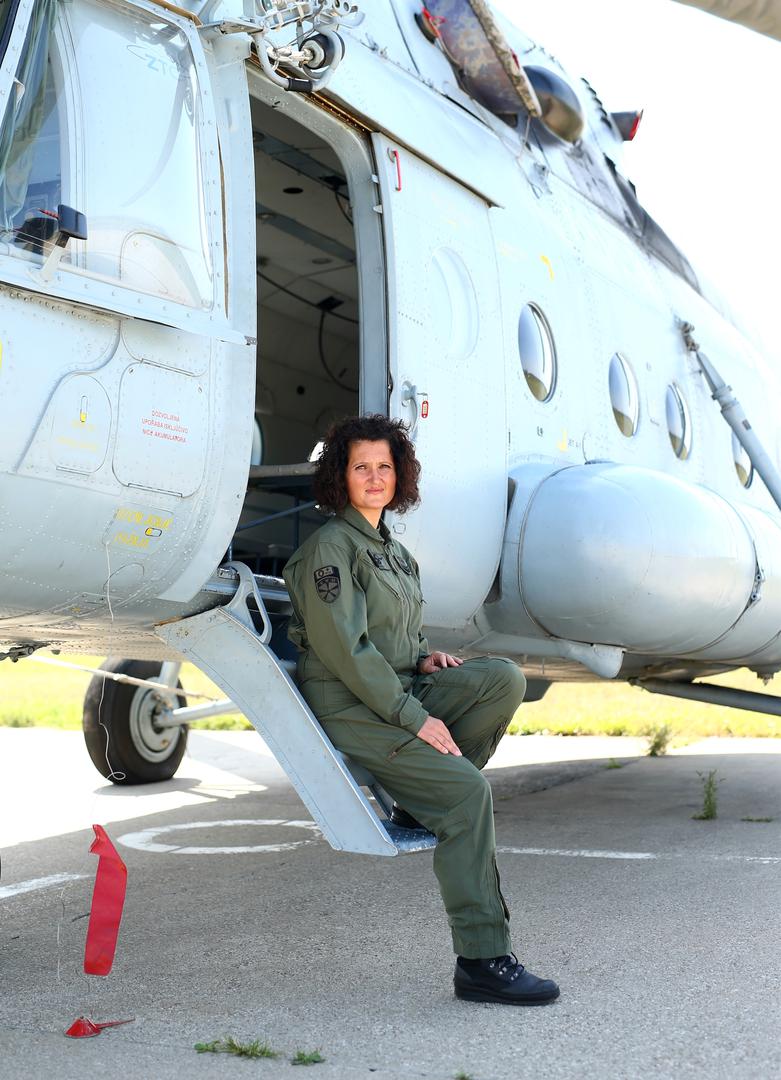 Nadnarednica Gabrijela Novak pripadnica je Eskadrile višenamjenskih helikoptera 91. zrakoplovne baze Lučko.

