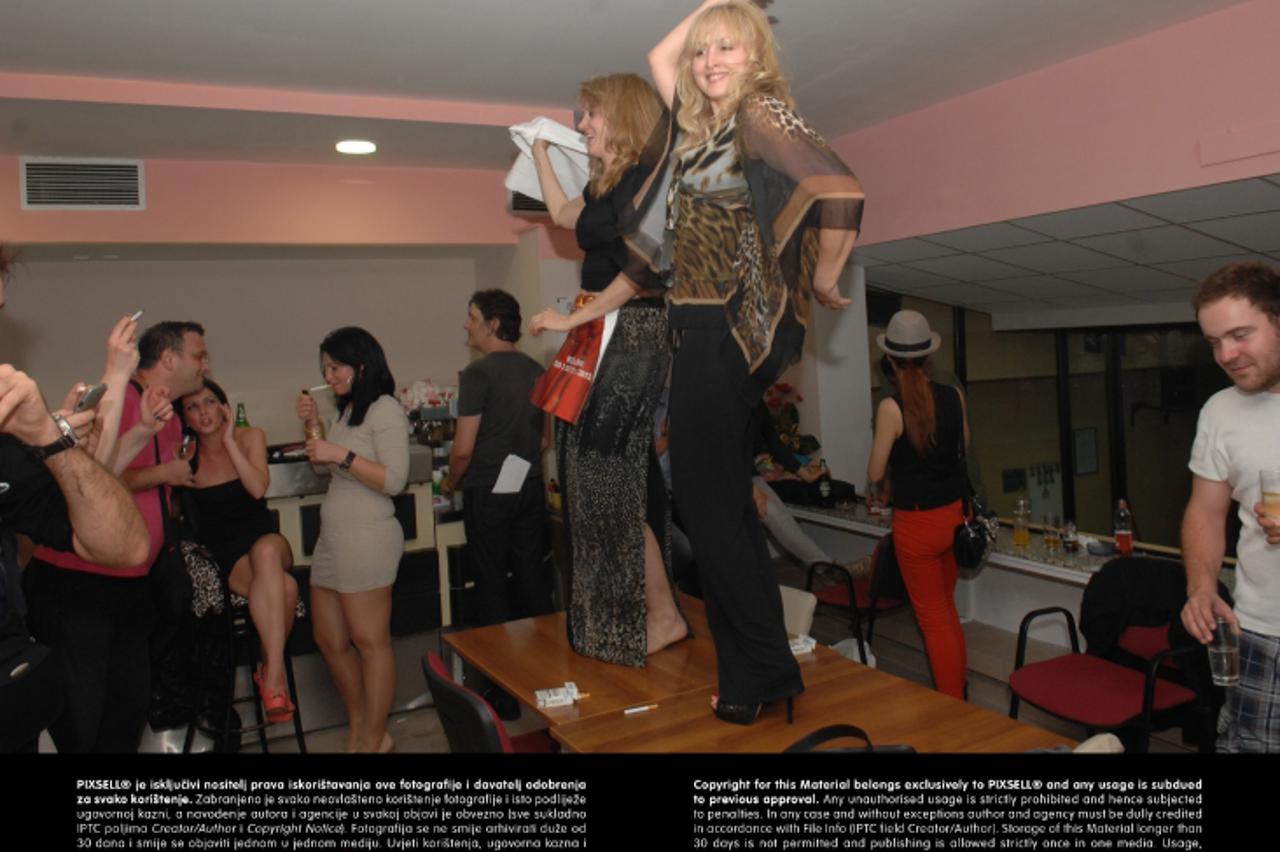 '03.05.2013., Bjelovar, Klub H-8 - Pocetkom 11. jubilanog kazalisnog festivala BOK festa (Bjelovarski odjeci kazalista), zivnuo je i nocni zivot, a kako bi na goste ostavili sto bolji dojam organiziar