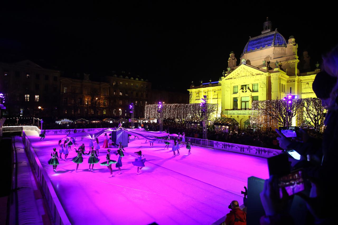 28.11.2015.,  Zagreb - Na Trgu kralja Tomislava otvoreno je najvece klizaliste u ovome dijelu Europe i najpopularnija zagrebacka atrakcija Ledeni park. Photo: Petar Glebov/PIXSELL