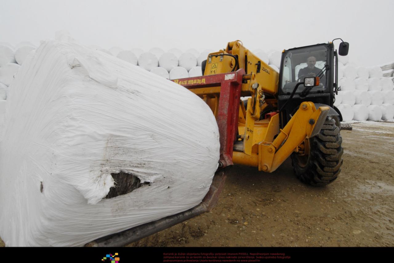 '12.01.2010., Varazdin - Varazdinsko smece jos uvijek nema rijeseno zbrinjavanje pa se pakira u velike bale Photo: Marko Jurinec/PIXSELL'