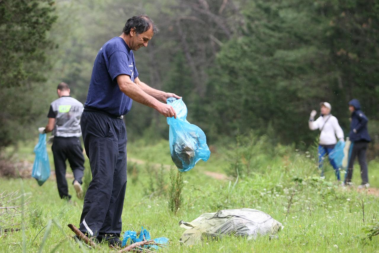 Zadar: U sklopu akcije Zelena čistka građani sudjelovali u čišćenju šume na Musapstanu