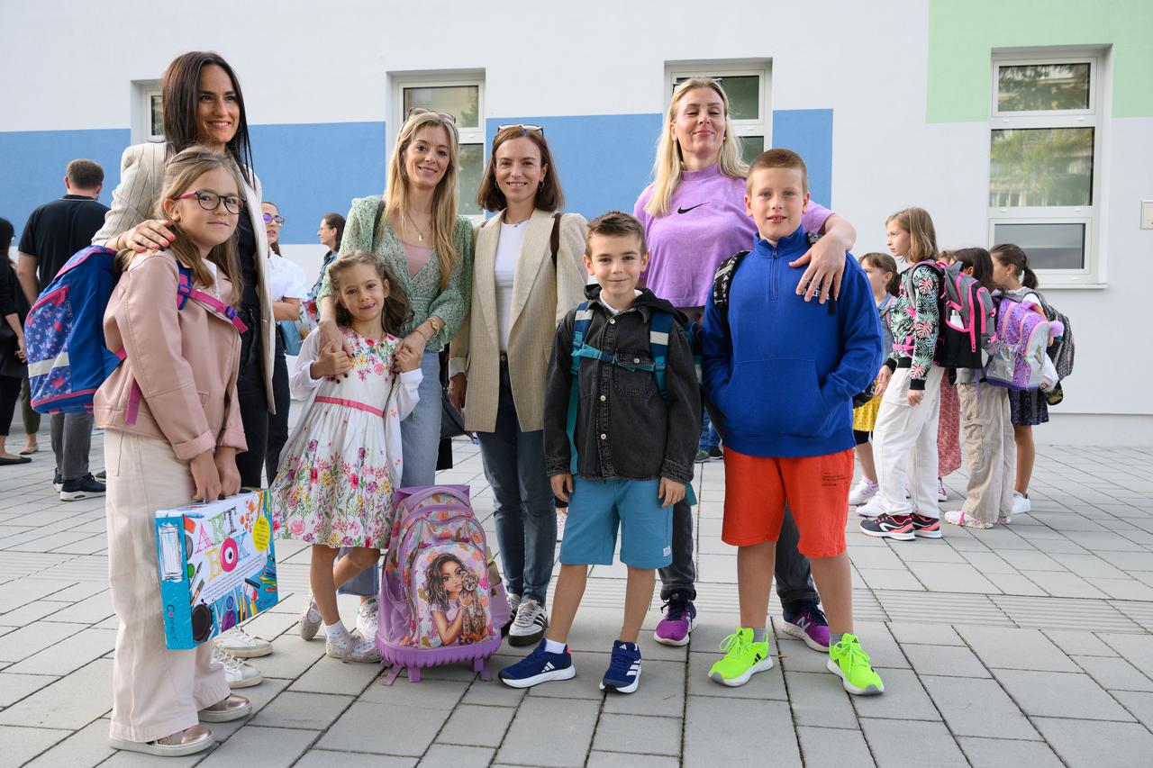 Zagreb: Roditelji s djecom u dvorištu novoizgrađene škole na Savici